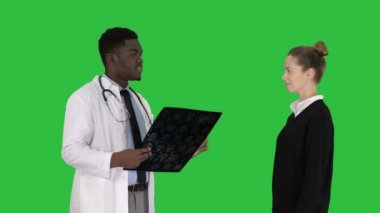 Doktor hasta bir yeşil ekranda Chroma Key ayrılıyor sonra bir hasta röntgen sonuçları gösterilen.