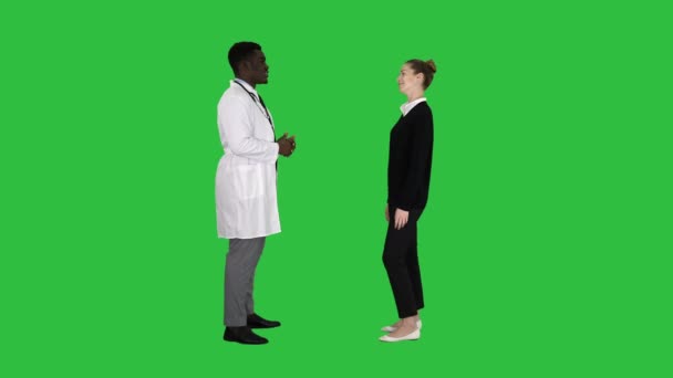 Πλήρες Μήκος Γιατρός Γνωριμία Έναν Ασθενή Μια Πράσινη Οθόνη Chroma — Αρχείο Βίντεο