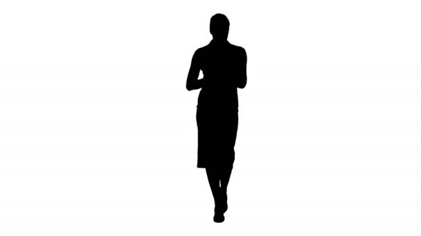 Silhouette Joven mujer de negocios profesional usando tableta y caminando a la cámara . — Vídeos de Stock