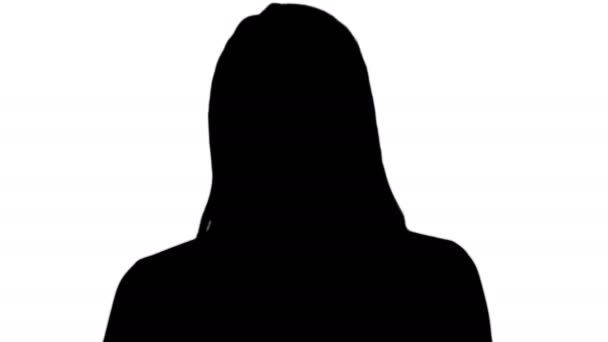 Silhouette Jeune femme regardant à la caméra et l'écoute. — Video