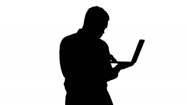 Homem de negócios afro-americano silhueta trabalhando com laptop. — Vídeo de Stock