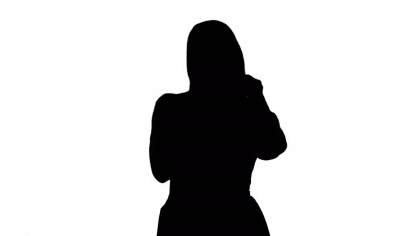 Silhouette Young beautiful woman primp to the camera smiling. — Stock Video