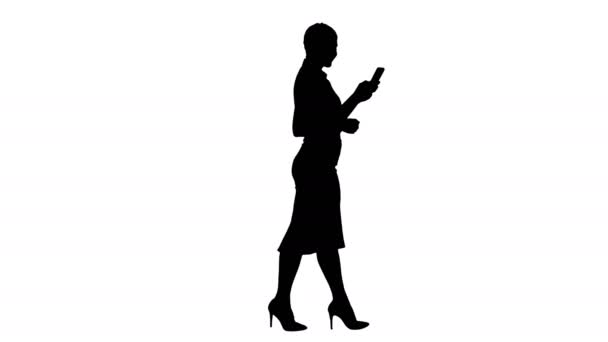 Silhouette Belle jeune femme utilise une application dans son appareil smartphone pour envoyer un message texte et marcher . — Video