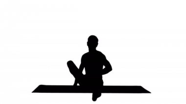 Siluet Genç adam yarı kahraman pozisyonunda yoga yapıyor..