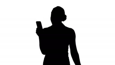Siluet genç kadın düşünme ve okuma smartphone vasıl arıyor.