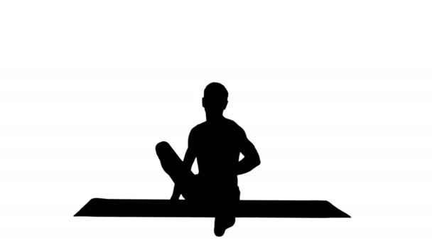 Silhouet Jonge man die yoga beoefent in halve held stretch pose. — Stockvideo