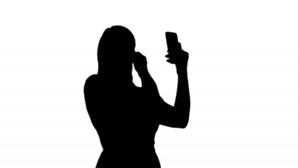 Silhueta Loira mulher preening na frente do smartphone. — Vídeo de Stock