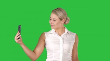 Satılık, tüketim, teknoloji ve insan kavramı - smartphone ve poşetler bir yeşil ekranda Chroma Key selfie alarak mutlu genç kadınla.
