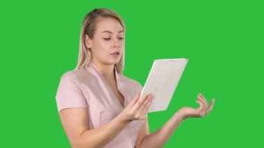 Mutlu kadın Chroma anahtar yeşil ekran tablet kullanarak video aramasý sohbet.