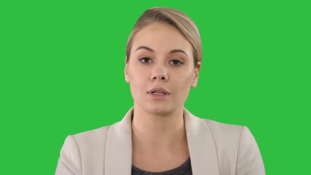 Junge Moderatorin macht Ansagen auf einem grünen Bildschirm, Chroma-Taste. — Stockvideo