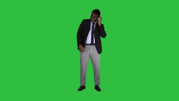 Полная Длина Чёрный Бизнесмен Танцует Музыку Наушниках Зелёном Экране Chroma — стоковое видео