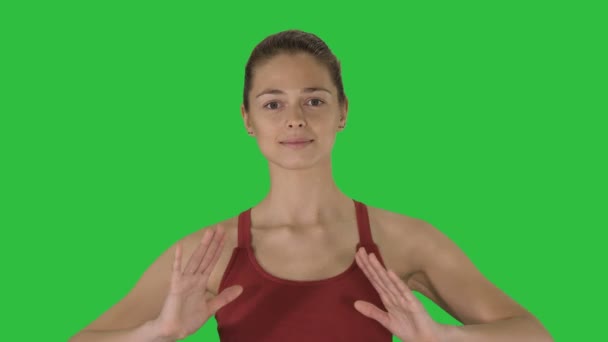 Mujer joven haciendo ejercicios de respiración de yoga en una pantalla verde, clave de croma . — Vídeos de Stock
