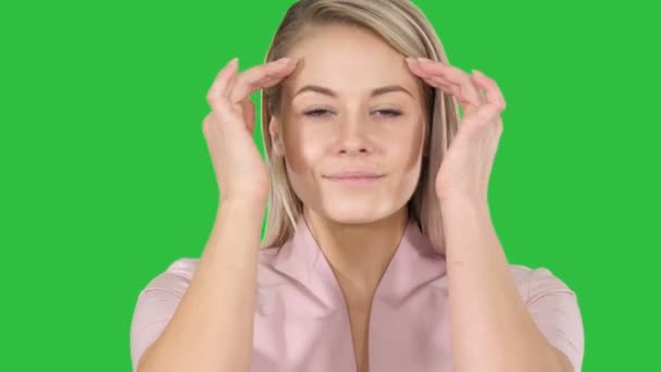 若い白人金髪女性緑色の画面で修復カメラ目線クロマキー. — ストック動画