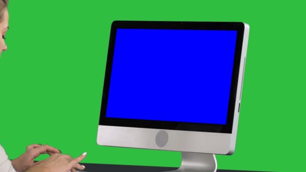 Женщина, использующая компьютер на зелёном экране, хрома-ключ. Синий макет экрана . — стоковое видео