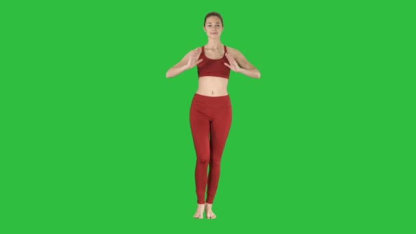 年轻女性呼吸新鲜空气准备瑜伽在绿色屏幕上, 色度键. — 图库视频影像
