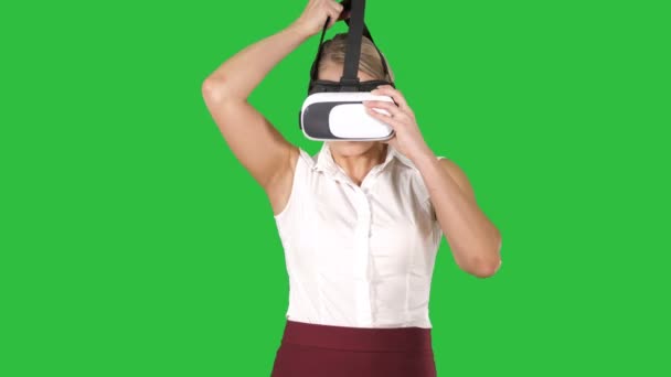 Žena s Vr headset brýle zařízení virtuální realita koncepce na zelené obrazovce, Chroma Key. — Stock video