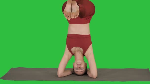 Tiro Medio Hermosa Joven Haciendo Ejercicio Yoga Variación Cabecera Apoyada — Vídeo de stock