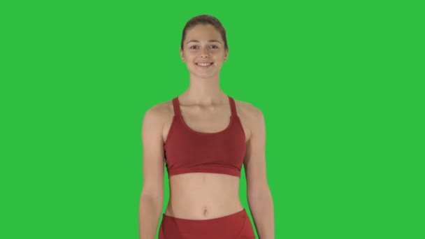 Χαμογελαστά αθλητικά γυναίκα το περπάτημα και να χαμογελά σε μια πράσινη οθόνη, Chroma Key. — Αρχείο Βίντεο