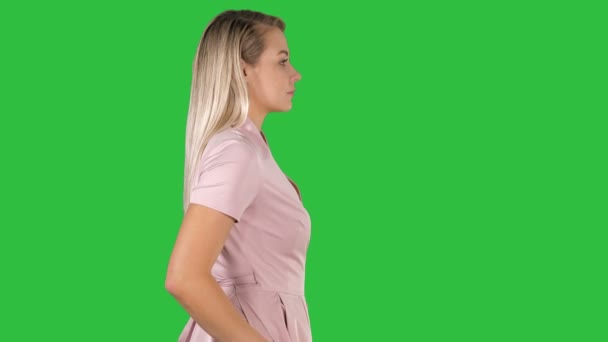 Szép nő sétál a zöld képernyő, Chroma Key. — Stock videók