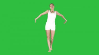 Kadının bir yeşil ekranda Chroma Key yürürken germe sabah yapması.