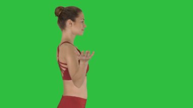 Nefes egzersizi bir yeşil ekranda Chroma Key yürürken yoga yaparken mutlu sportif kadın.