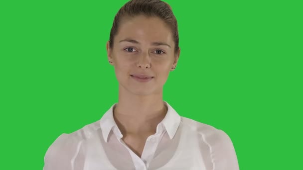 Professionell affärskvinna promenader på en grön skärm, Chroma Key. — Stockvideo