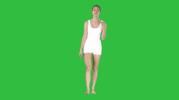 性感的金发女孩或女人在白色内裤和白色上衣行走和谈论在绿色屏幕上, 色度键. — 图库视频影像