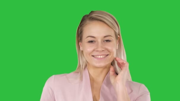 Chroma anahtar yeşil ekranda kadın portre sarışın bir gülümseyen. — Stok video