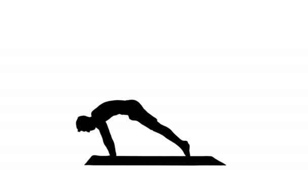 Homem silhueta está fazendo poses de ioga. — Vídeo de Stock