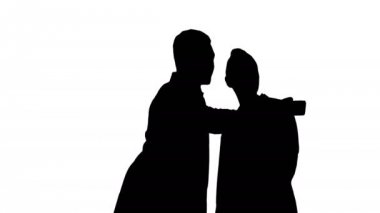 Siluet iki doktor bir smartphone kullanarak ve gülümseyen selfie yapıyoruz.
