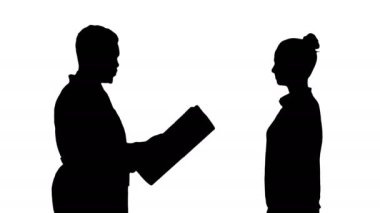 Siluet hasta geliyor doktor röntgen ile. X-ışını hastaya açıklayan fizyoterapist.