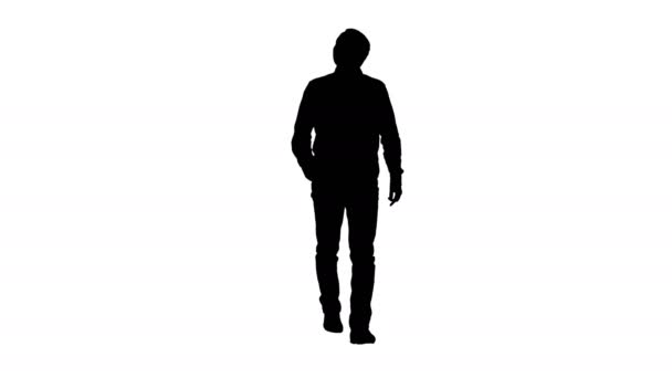 Silhouette Giovane uomo che cammina guardando affascinato . — Video Stock