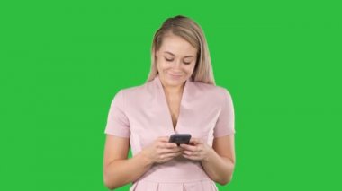 Sarışın kız cep telefonu genç kadın, cep telefonu bağımlılığı, online dating uygulaması, iletişim, yeni teknolojiler, trendy kavramlar Chroma anahtar yeşil ekran holding.