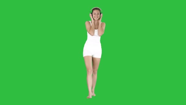 Widok Całej Długości Szczęśliwa Dziewczyna Ware Wypoczynek Słuchanie Muzyki Chodzenie — Wideo stockowe