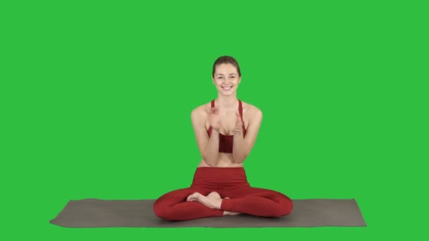 Joven mujer alegre positiva en yoga posan aplaudiendo y sonriendo en una pantalla verde, Chroma Key . — Vídeos de Stock