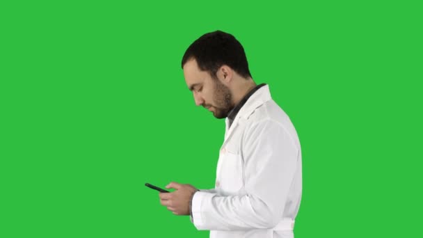 Vue Latérale Moyenne Homme Médecin Marche Regarde Attentivement Écran Téléphone — Video