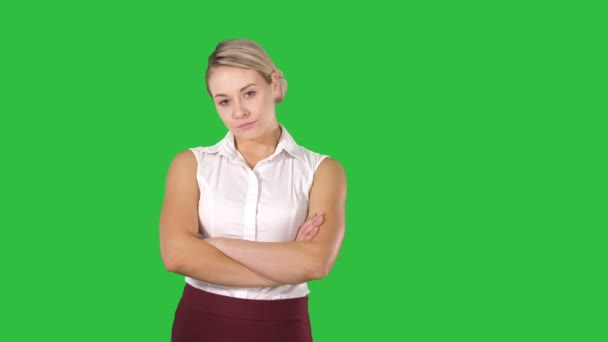 Schöne selbstbewusste junge Geschäftsfrau, die mit gefalteten Händen auf einem grünen Bildschirm steht, Chroma-Schlüssel. — Stockvideo