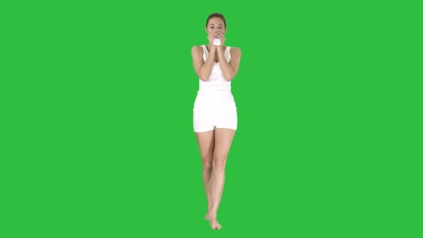 Belle fille marchant boire emporter café sur un écran vert, Chroma Key . — Video