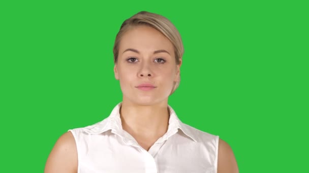 Mooie blonde vrouw lopen vooruit op een groen scherm, Chromakey. — Stockvideo