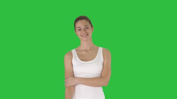 Belle femme caucasienne marchant et souriant sur un écran vert, Chroma Key . — Video