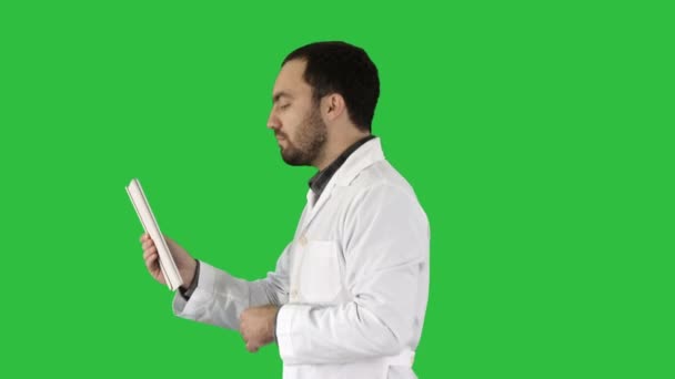 Junger Arzt Video-Chat auf dem Tablet auf einem grünen Bildschirm, Chroma-Taste. — Stockvideo
