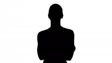 Siluet. Gülümseyen spor kadını. Kollarını kavuşturmuş yürüyor..