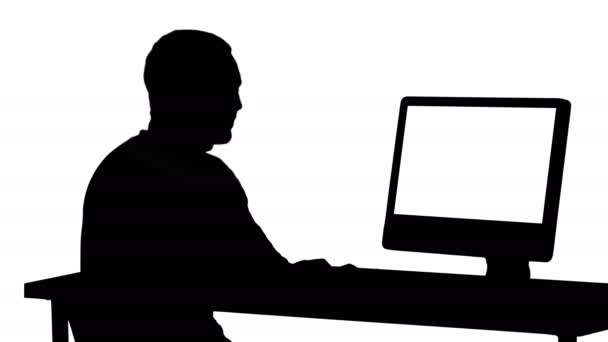 Silhouette Üzletember dolgozik egy számítógép. — Stock videók