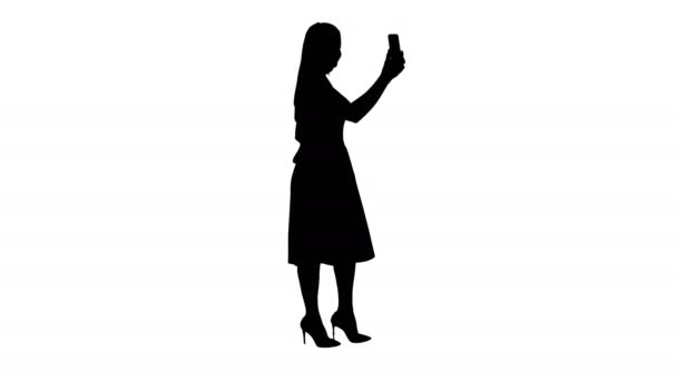 Σιλουέτα χαριτωμένο γλυκό πανέμορφο ωραία εκπληκτικά αξιολάτρευτο όμορφος καλά-ντυμένος κυρία κάνοντας selfie, ενώ το περπάτημα. — Αρχείο Βίντεο