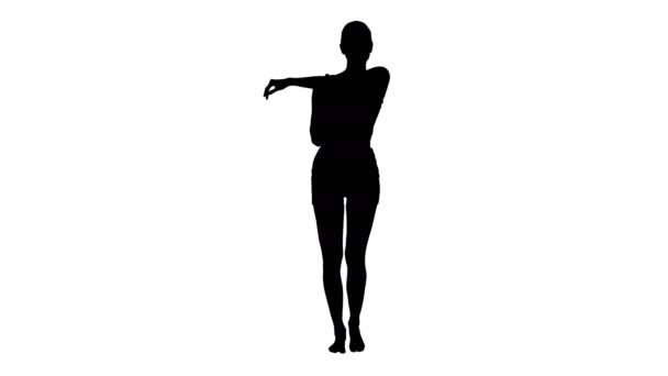 Silhouette nöjd glad ung kvinna stretching hennes armar medan promenader. — Stockvideo