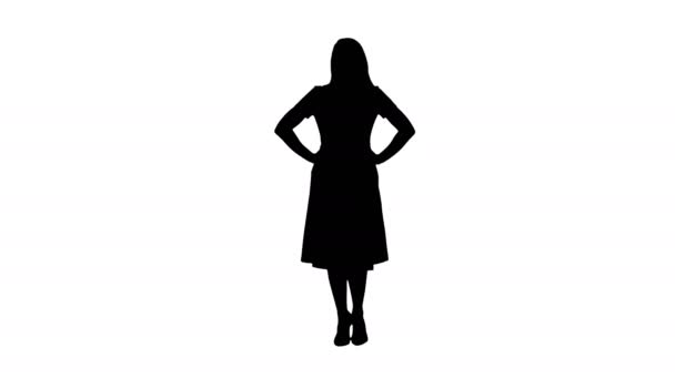 Silhouette Femme en robe avec les mains sur les hanches marchant tout en regardant la caméra . — Video