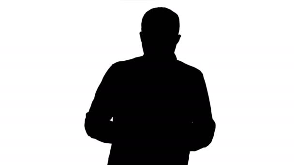 Silhouette Giovane uomo d'affari con la sua scheda a piedi. — Video Stock