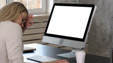 Yorgun iş kadını monitörün önünde masasında. Beyaz Görünüm.