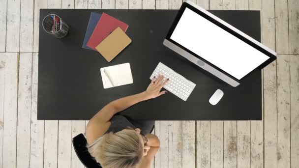 Mooie jongedame werken en praten met slimme telefoon en het gebruik van de computer. Witte Display. — Stockvideo