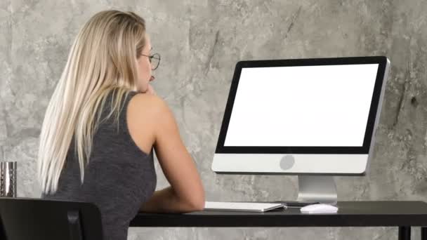 Mujer freelancer mirando el monitor del ordenador. Pantalla blanca . — Vídeos de Stock